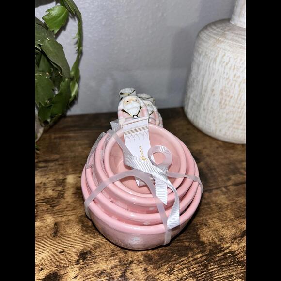 New Pink Measuring Cup Set with Nutcracker Handles - Picture 5 of 6